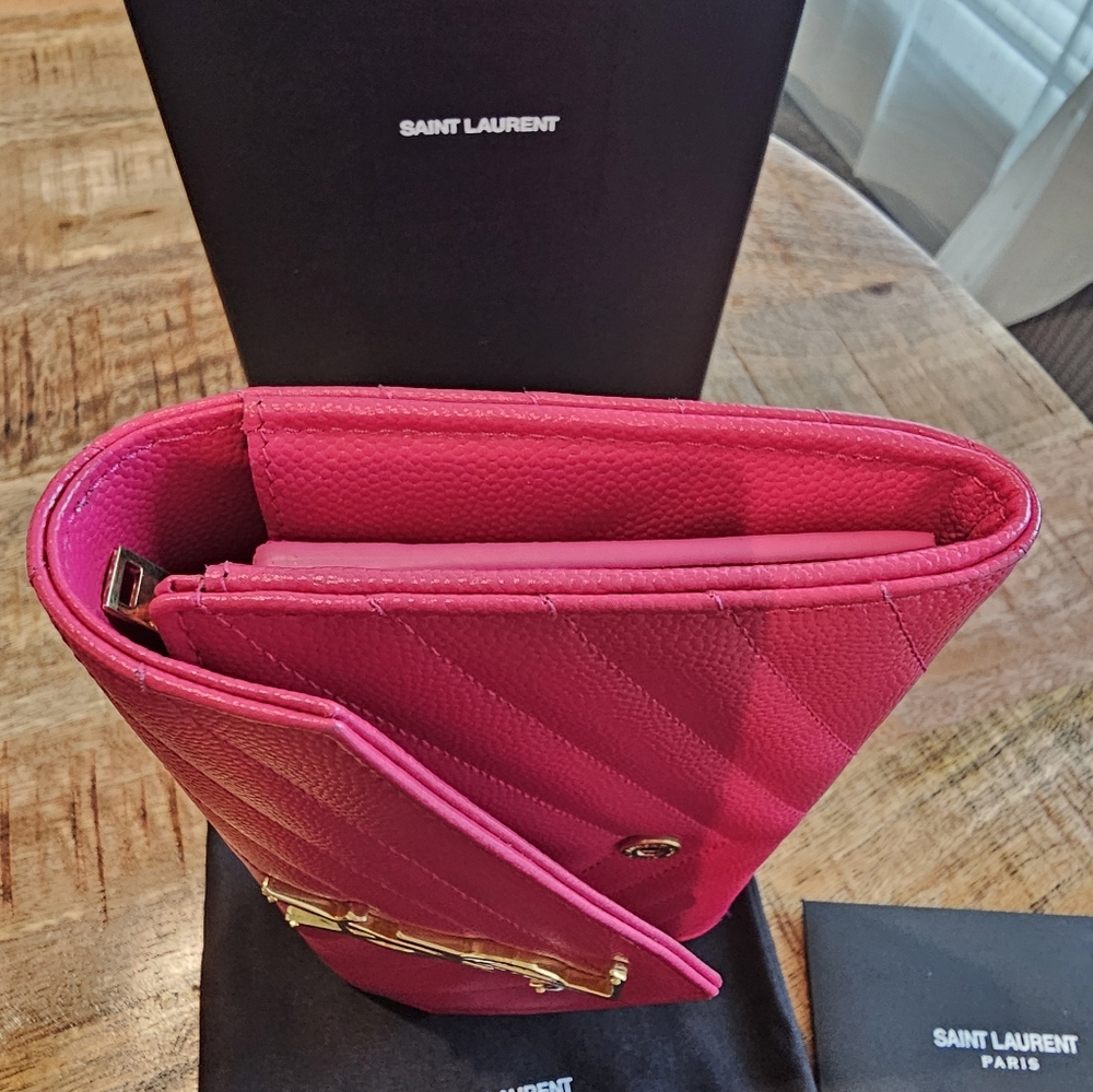 SAINT LAURENT CASSANDRE MATELASSÉ FUCHSIA WALLET - Picture 6 of 11